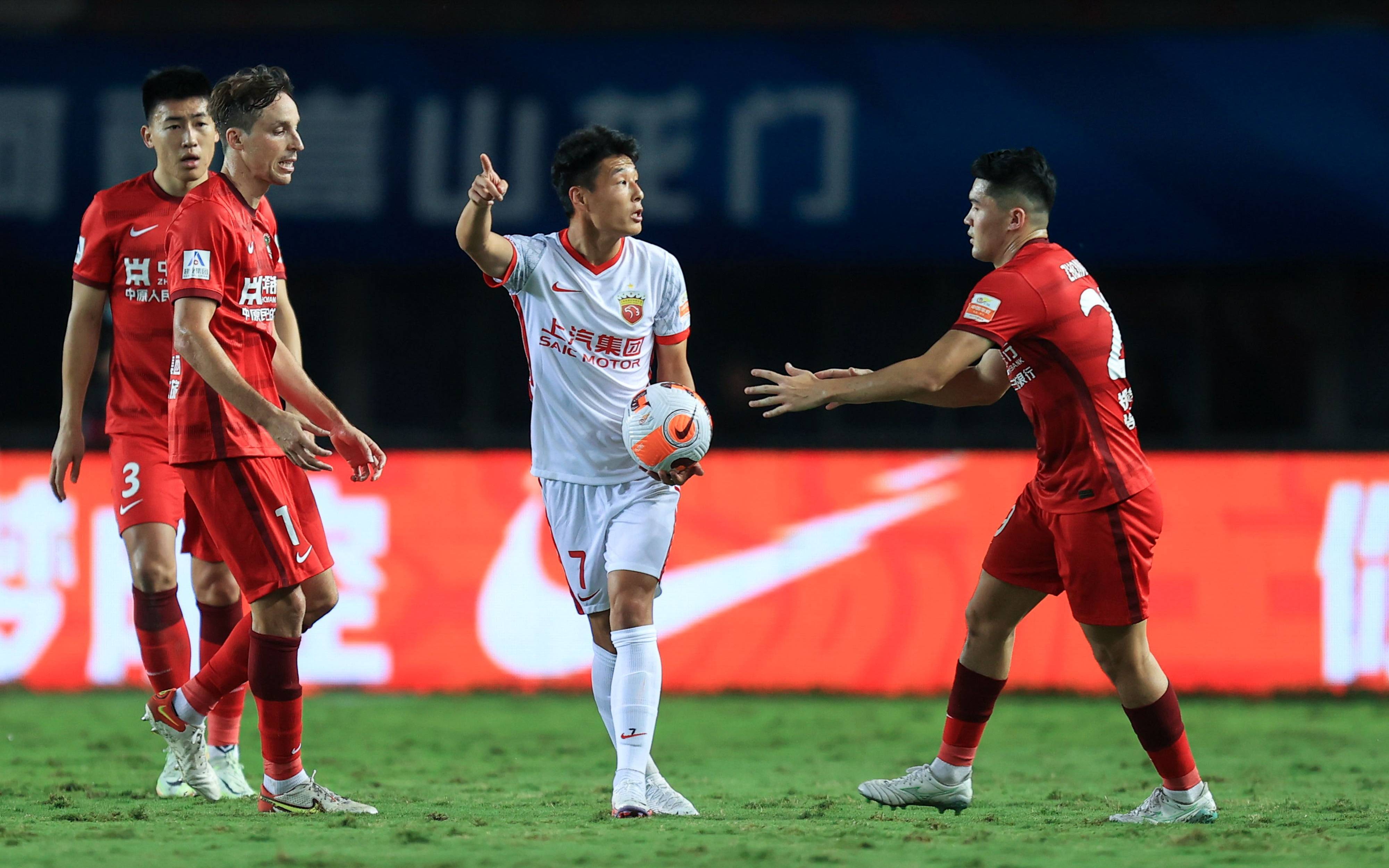 关于赛地聚焦：中超关键时刻热度飙升，里昂单刀错失，质疑声仍在，赛程密集仍需轮换的信息-开云体育服务